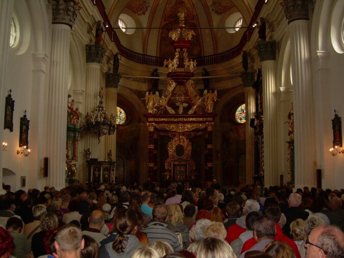 Tłumy wiernych w Skrzatuszu - grafika