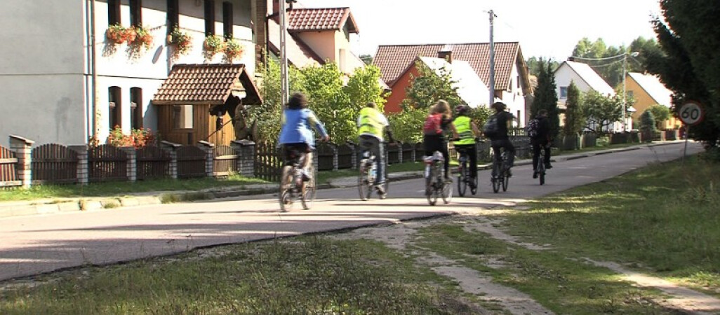 Motocyklem, rowerem lub pieszo