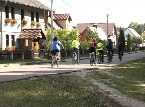 Motocyklem, rowerem lub pieszo - grafika