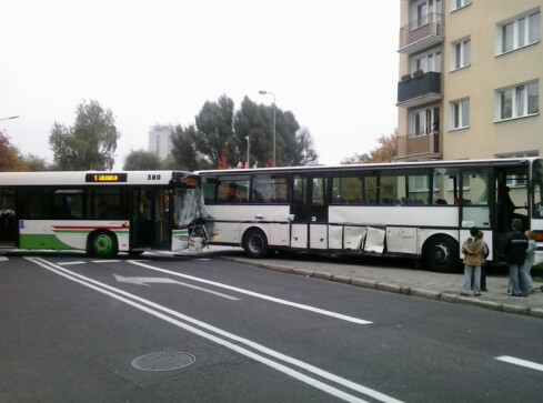 Wypadek autobusów - grafika