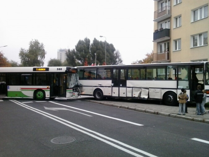 Wypadek autobusów - grafika