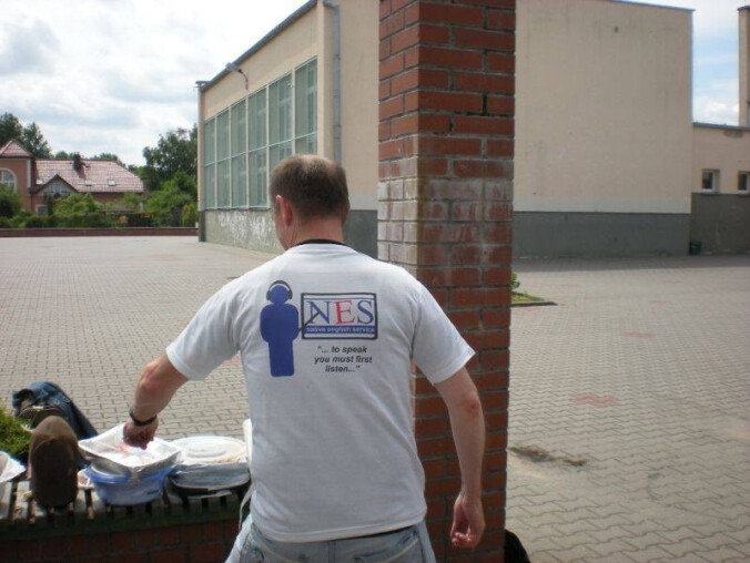 Charytatywne naleśniki koło fontanny - grafika