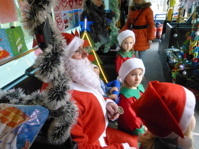 Mikołaj jeździł po Pile świątecznym autobusem [zdjęcia] - grafika