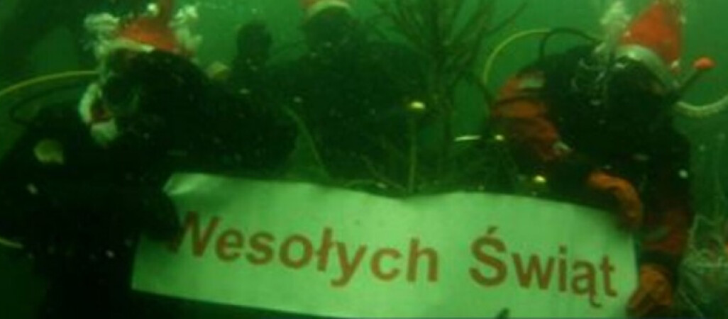 Święta... pod wodą. Choinka stanęła na dnie jeziora [zdjęcia]