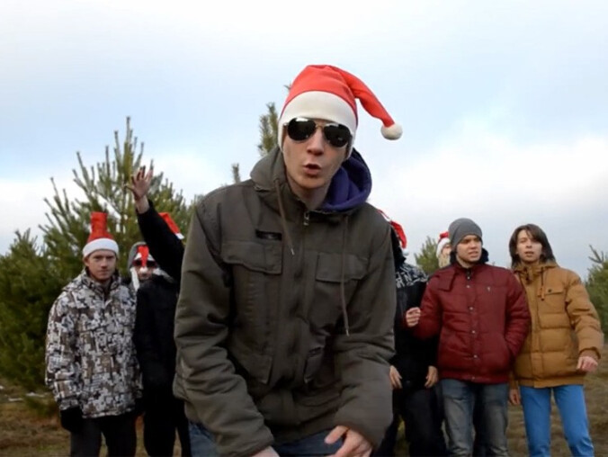 Tak rymują na Pola. Mikołaje i choinka na lotnisku, czyli "Trzeciaha - grafika