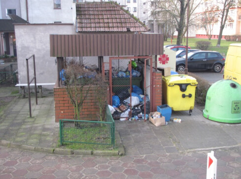 Na Bydgoskiej śmieci "wychodzą" ze śmietnika - grafika