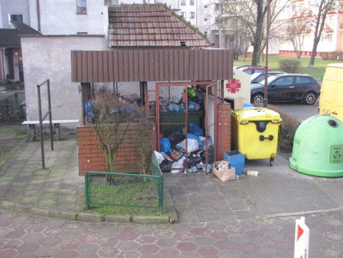Na Bydgoskiej śmieci "wychodzą" ze śmietnika - grafika