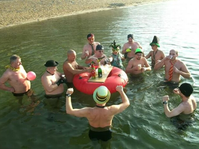 Sylwester w krawacie i kąpielówkach - grafika