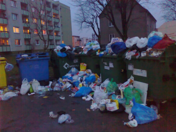 Śmieci "wychodzą" ze śmietnika i to nie tylko przy Bydgoskiej [zdj� - grafika