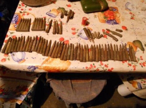 Mieszkaniec Okonka trzymał arsenał broni w... stołowym pokoju - grafika