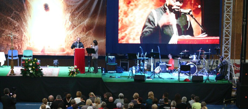 Tłumy na modlitwie z ugandyjskim charyzmatykiem