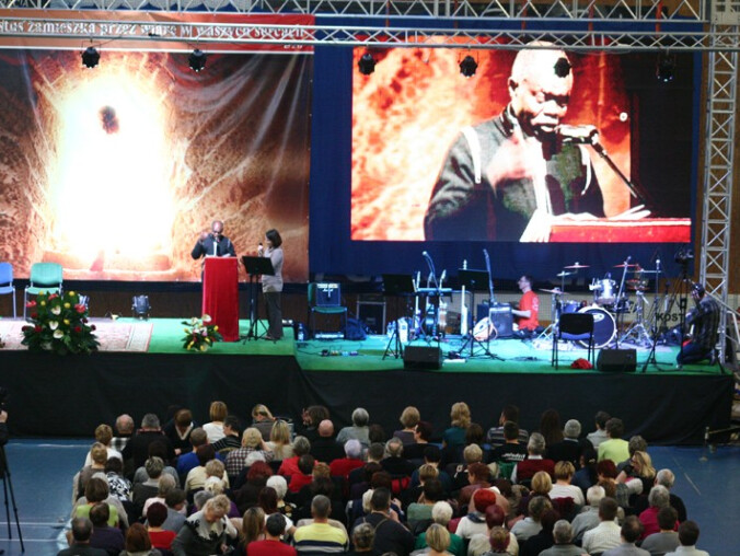 Tłumy na modlitwie z ugandyjskim charyzmatykiem - grafika