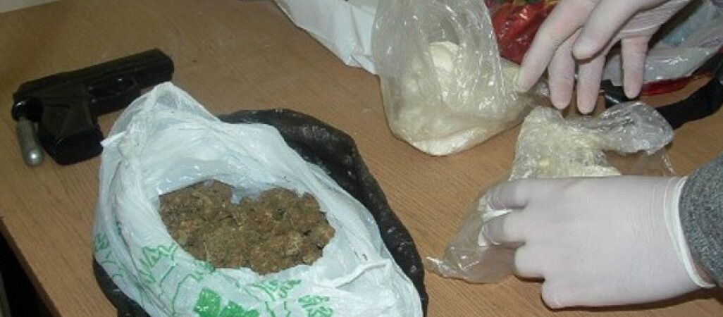 Narkotyki i broń w mieszkaniu przy Wawelskiej [ZDJĘCIA]