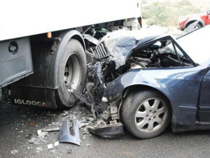 Mercedes uderzył w ciężarówkę. Kierowca ewakuowany helikopterem [ - grafika