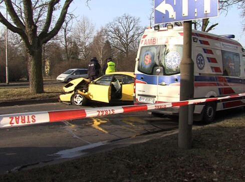 Wypadek na Wojska Polskiego. Polonez skasował coupe [WIDEO] - grafika