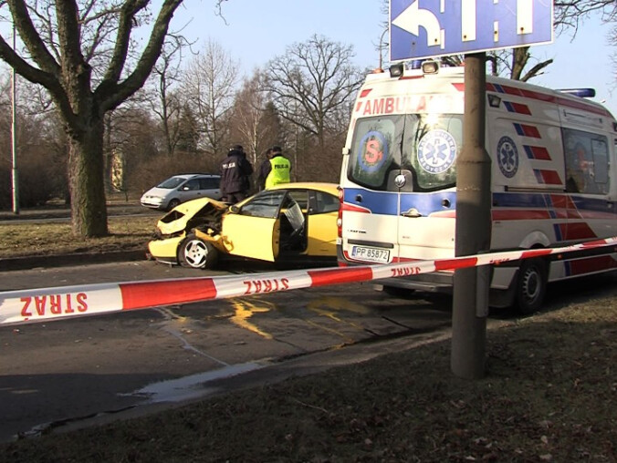 Wypadek na Wojska Polskiego. Polonez skasował coupe [WIDEO] - grafika