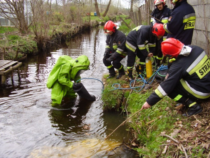 Chemikalia w rzece. Wyciekły ze zbiornika w zakładzie [ZDJĘCIA] - grafika