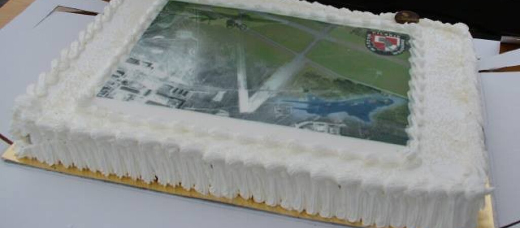 Tort na środku pasa startowego. Pilskie lotnisko świętowało setne urodziny