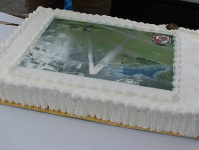 Tort na środku pasa startowego. Pilskie lotnisko świętowało setne  - grafika