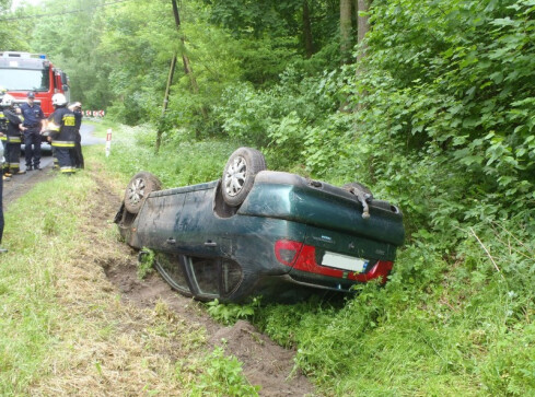 Opel wypadł z drogi i ściął drzewo w lesie - grafika