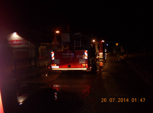 Blok zapalił się od uderzenia pioruna - grafika