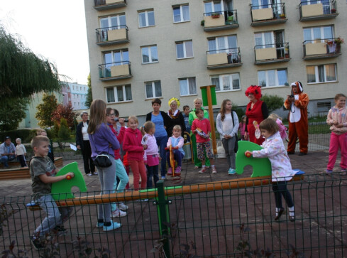 W Pile przybyły cztery nowe place zabaw - grafika