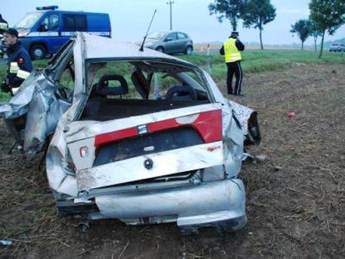 Seat uderzył w drzewo. Cztery osoby w szpitalu - grafika