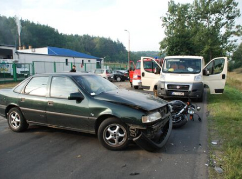 Wypadek pod Czarnkowem. Ranny motocyklista - grafika