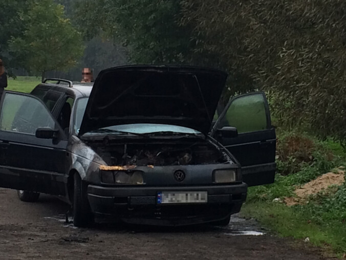 Na alei Niepodległości zapalił się passat - grafika