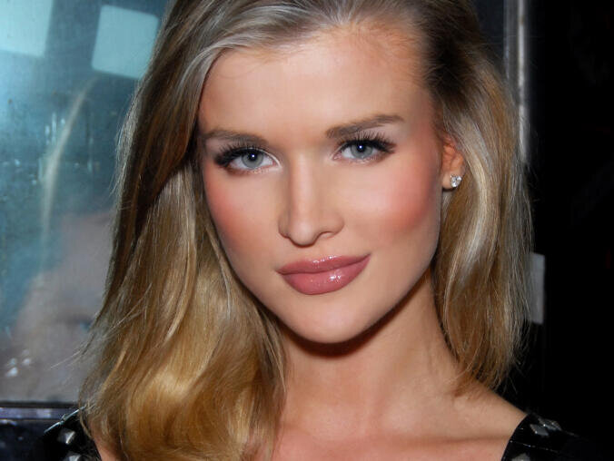 Znana modelka na otwarciu galerii w Pile - grafika