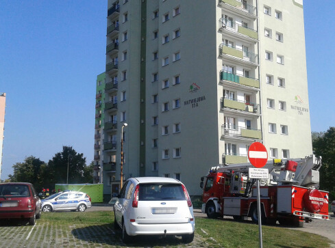 Człowiek w oknie - służby na miejscu zdarzenia - grafika