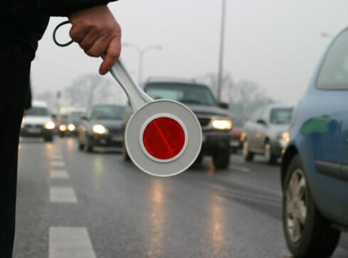 Wyprzedził sześć aut na podwójnej ciągłej - grafika