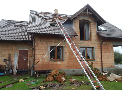 Piorun uderzył w budynek mieszkalny - grafika