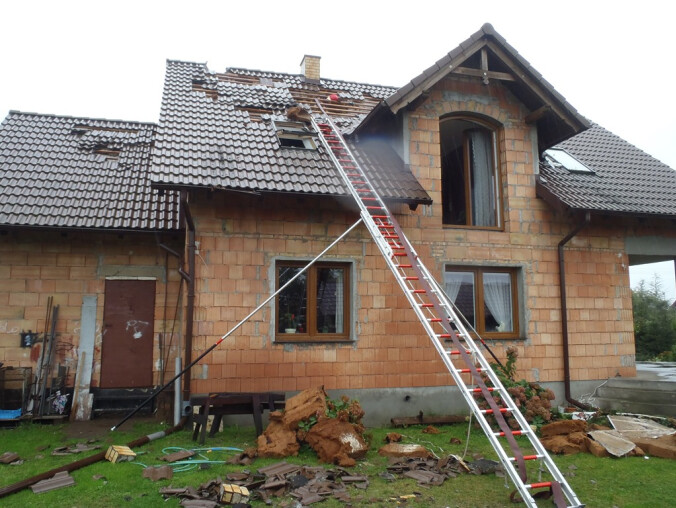 Piorun uderzył w budynek mieszkalny - grafika