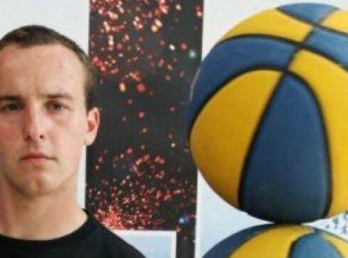 Włodarczyk na meczu Basketu - grafika