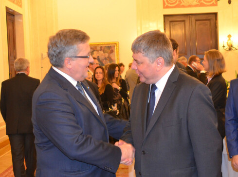 Prezydent Komorowski pozdrowił pilan - grafika