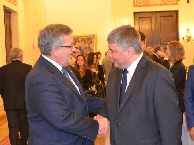 Prezydent Komorowski pozdrowił pilan - grafika