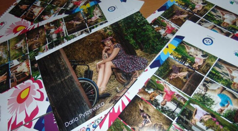 Kalendarz z modelkami na wózkach - grafika