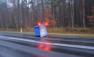 Kontener spadł z naczepy i uderzył w ciężarówkę