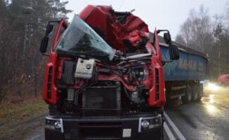 Kontener spadł z naczepy i uderzył w ciężarówkę