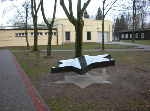 Szkoła Policji: pomnik upamiętnił żydowski cmentarz - grafika
