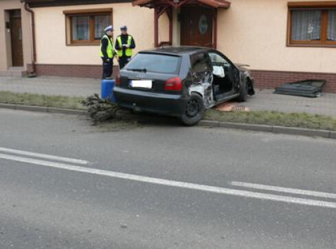 Kierowca bez prawa jazdy wjechał w dom - grafika
