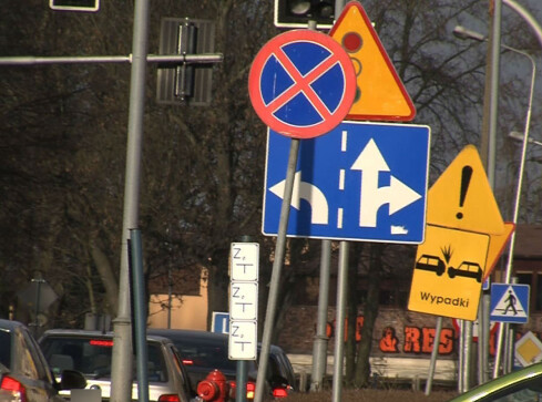 Buszujący w znakach. Drogowych - grafika