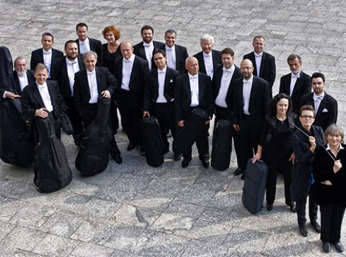 Posłuchają zespołu Amadeus - grafika