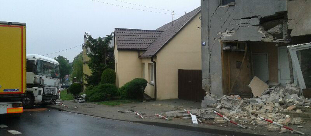 Ciężarówka uderzyła w kamienicę