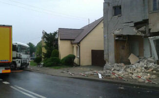 Ciężarówka uderzyła w kamienicę