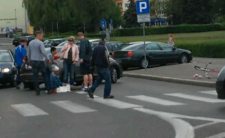 Najpierw rowerzysta, potem kobieta na skuterze