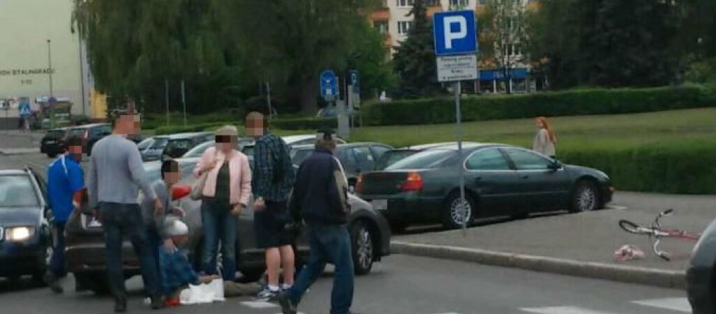Najpierw rowerzysta, potem kobieta na skuterze