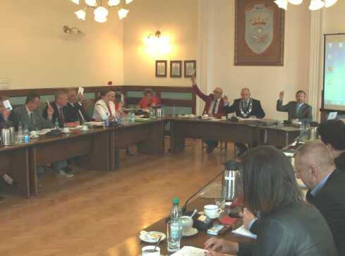 Trzęsienie ziemi na sesji rady w Wałczu - grafika