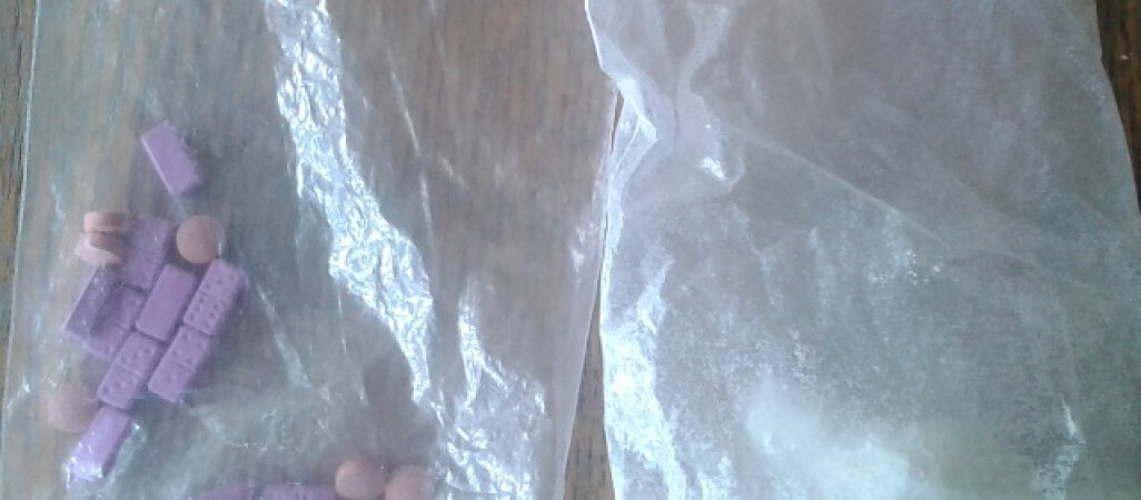 Fioletowe tabletki i biały proszek